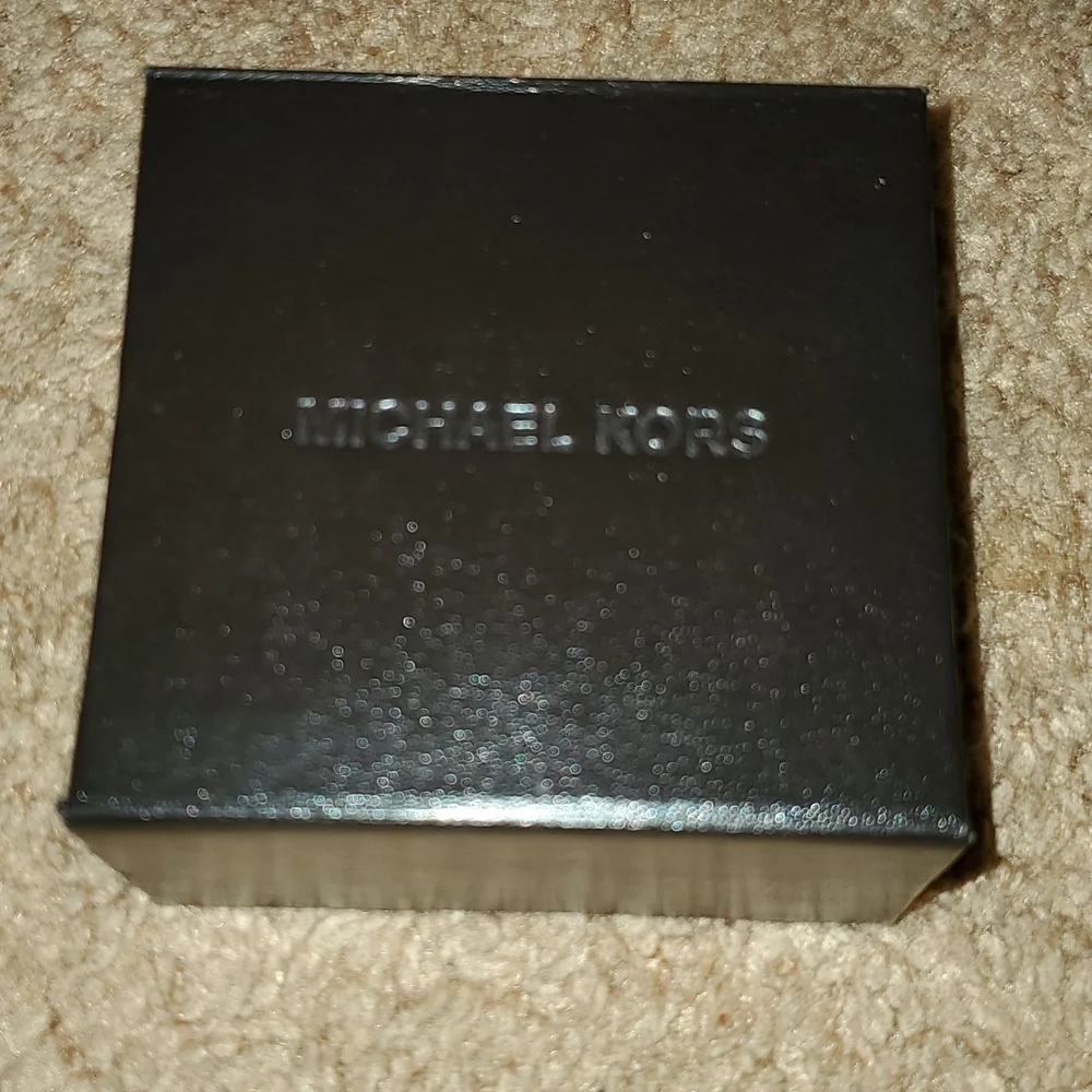 MKors double ring comes with pouch and bg size 8 - Picture 6 of 11